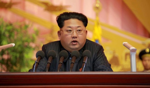 Líder norte-coreano, Kim Jong Un, drante evento militar em Pyongyang. 05/11/2015 REUTERS/KCNA