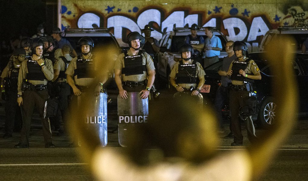 Policiais do Condado de Saint Louis durante manifestação em Ferguson, Missouri. 11/08/2015 REUTERS/Lucas Jackson