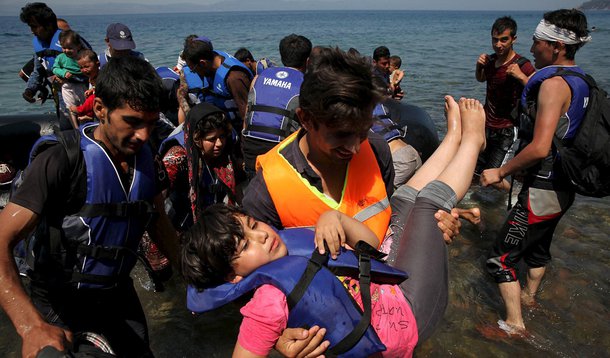 Imigrantes do Afeganistão desembarcando na ilha grega de Lesbos. 06/08/2015 REUTERS/Yiannis Kourtoglou