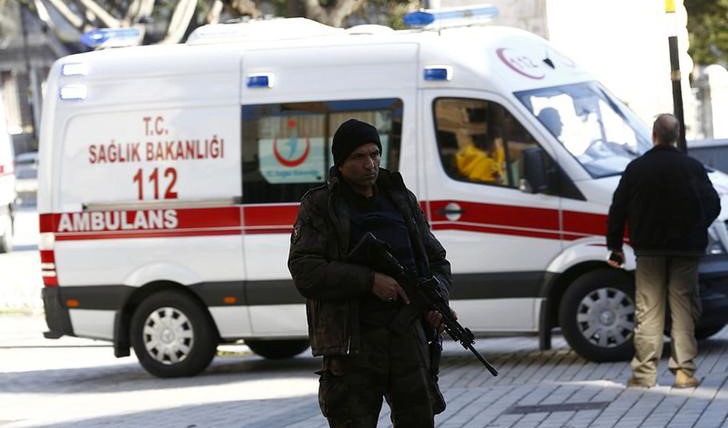 Ambulância e policiais em local de explosão em Istambul. 12/01/2016 REUTERS/Murad Sezer