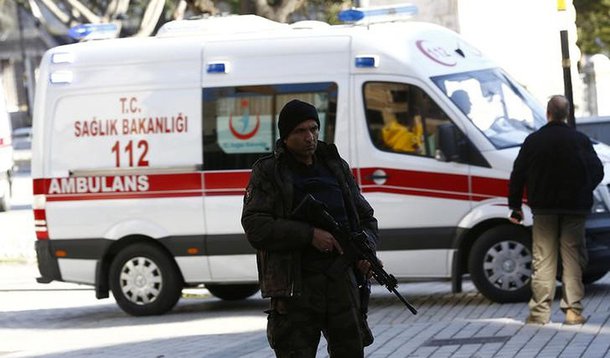 Ambulância e policiais em local de explosão em Istambul. 12/01/2016 REUTERS/Murad Sezer