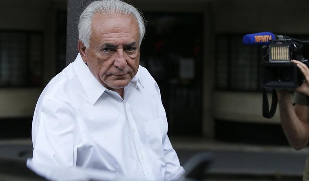 O ex-chefe do FMI, Dominique Strauss-Kahn, entra no carro ao sair do apartamento em Paris. 12/06/2015 REUTERS/Gonzalo Fuentes