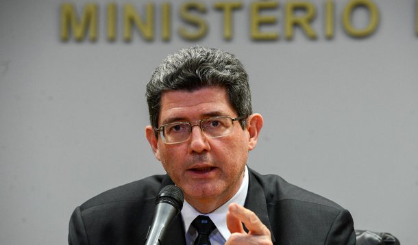 O ministro da Fazenda, Joaquim Levy, comenta a perda do grau de investimento pelo Brasil, de acordo com avaliação da Standard and Poor’s, em coletiva no ministério (Fabio Rodrigues Pozzebom/Agência Brasil)
