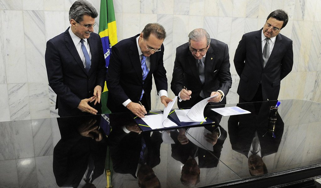 O presidente do Senado Federal, senador Renan Calheiros (PMDB-AL) recebe o presidente da Câmara dos Deputados, Eduardo Cunha (PMDB-RJ) para tratar da Lei de Responsabilidade das Estatais.

Participam:
senador Romero Jucá (PMDB-RR);
senador Renan Calhe