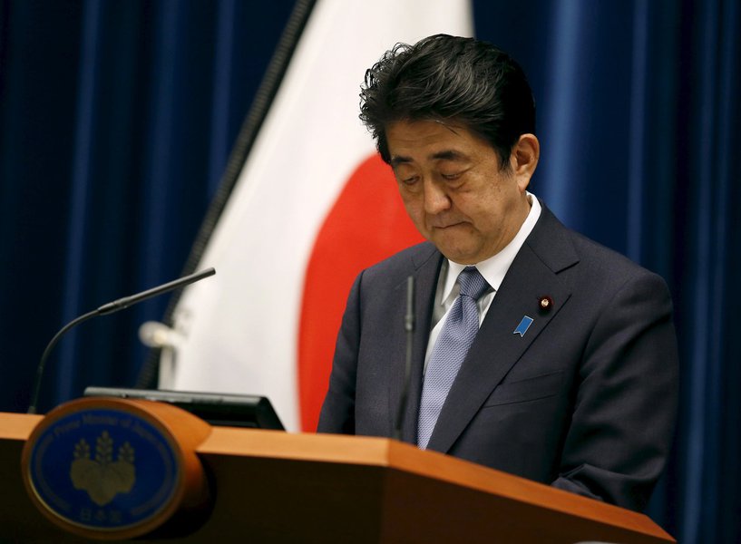 Primeiro-ministro do Japão, Shinzo Abe, durante discurso sobre os 70 anos do fim da Segunda Guerra Mundial, em Tóquio. 14/08/2015 REUTERS/Toru Hanai