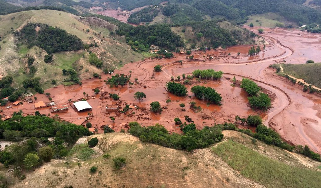 Mariana (MG) - barragem pertencente à mineradora Samarco se rompeu no distrito de Bento Rodrigues, zona rural a 23 quilômetros de Mariana, em Minas Gerais (Corpo de Bombeiros/MG - Divulgação)