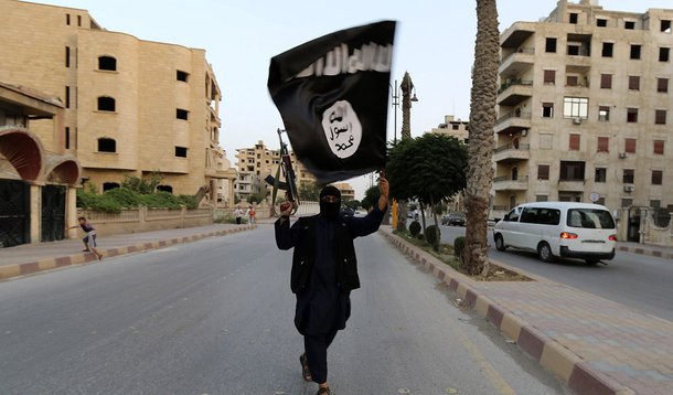 Homem com bandeira do Estado Islâmico em Raqqa, Síria. 29/06/2014 REUTERS/Stringer