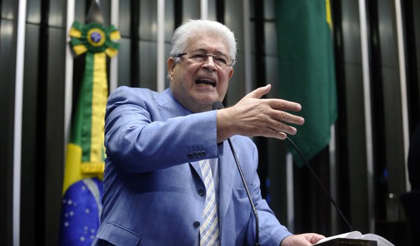 Plenário do Senado durante sessão deliberativa ordinária. Em discurso, senador Roberto Requião (PMDB-PR). Foto: Marcos Oliveira/Agência Senado