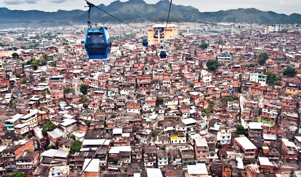 O teleférico foi construído como parte das obras do Programa de Aceleração do Crescimento (PAC), realizado pelo Governo Federal em parceria com o Governo do Estado do Rio de Janeiro. Foi inaugurado em julho de 2011 com o intuito de facilitar a locomoção d