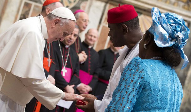 Papa Francisco cumprimenta embaixadores durante audiÃªncia com diplomatas no Vaticano. 12/01/2015 REUTERS/Claudio Peri/Pool