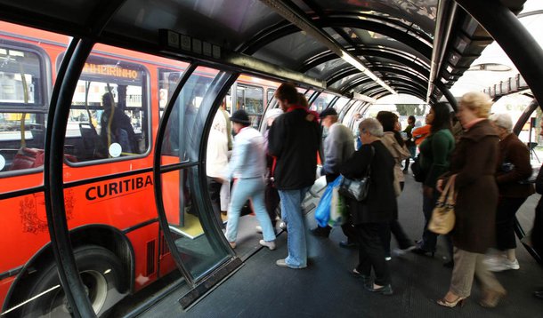 O transporte coletivo urbano é a melhor opção para quem segue à Rodoferroviária de Curitiba neste feriado. A tarifa integrada tem o preço único de R$ 2,60.
Foto: Maurilio Cheli/SMCS (arquivo)