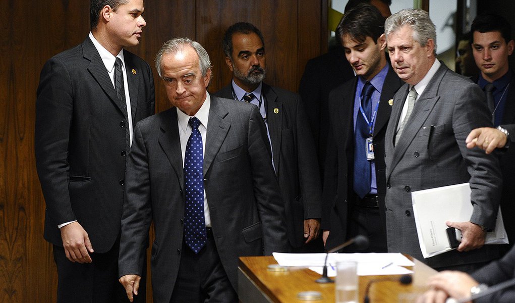 Ex-diretor da Petrobras Nestor Cerveró chega à sala de comissões do Senado para participar da Comissão Parlamentar Mista de Inquérito (CPMI) da Petrobras.

CPMI faz acareação entre dois ex-diretores da Petrobras Paulo Roberto Costa e Nestor Cerveró. 

