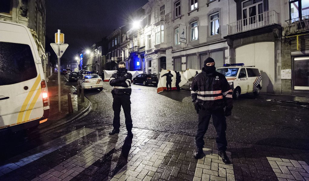 Policiais belgas bloqueiam rua no centro de Verviers, cidade entre LiÃ¨ge e a fronteira alemÃ£, no leste da BÃ©lgica, nesta quinta-feira. 15/01/2015 REUTERS/Stringer