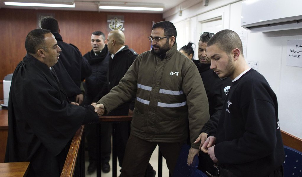 Palestino Hussam Kawasmeh, membro do grupo militante Hamas, cumprimenta seu advogado em tribunal militar perto de Ramallah. REUTERS/Ronen Zvulun