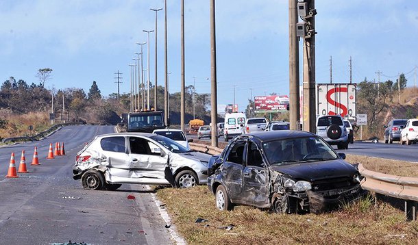 Brasília - Acidente envolvendo seis carros na BR 020, sem vítimas fatais
