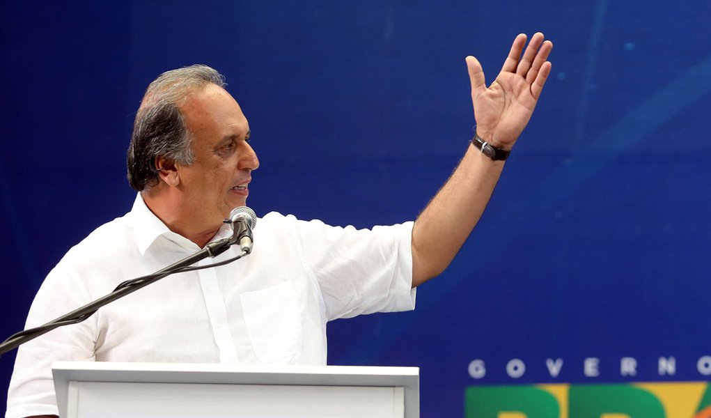 Rio de Janeiro - RJ - 12.12.2014 - Governador Luiz Fernando Pezão, acompanhado da Presidente Dilma Rousseff participam da cerimônia de Inauguração da 1ª Etapa do Estaleiro de Construção de Submarinos, conclusão do prédio principal, em Itaguaí, no Rio de J