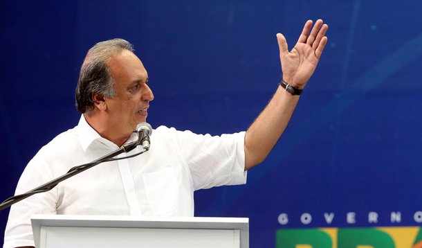 Rio de Janeiro - RJ - 12.12.2014 - Governador Luiz Fernando Pezão, acompanhado da Presidente Dilma Rousseff participam da cerimônia de Inauguração da 1ª Etapa do Estaleiro de Construção de Submarinos, conclusão do prédio principal, em Itaguaí, no Rio de J