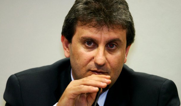 Brasil, Brasília, DF. 18/10/2005. O doleiro Alberto Youssef, operador do mercado financeiro que teria ligações com a corretora Bonus-Banval, depõe na sub-relatoria de Movimentação Financeira da Comissão Parlamentar Mista de Inquérito (CPMI) dos Correios, 