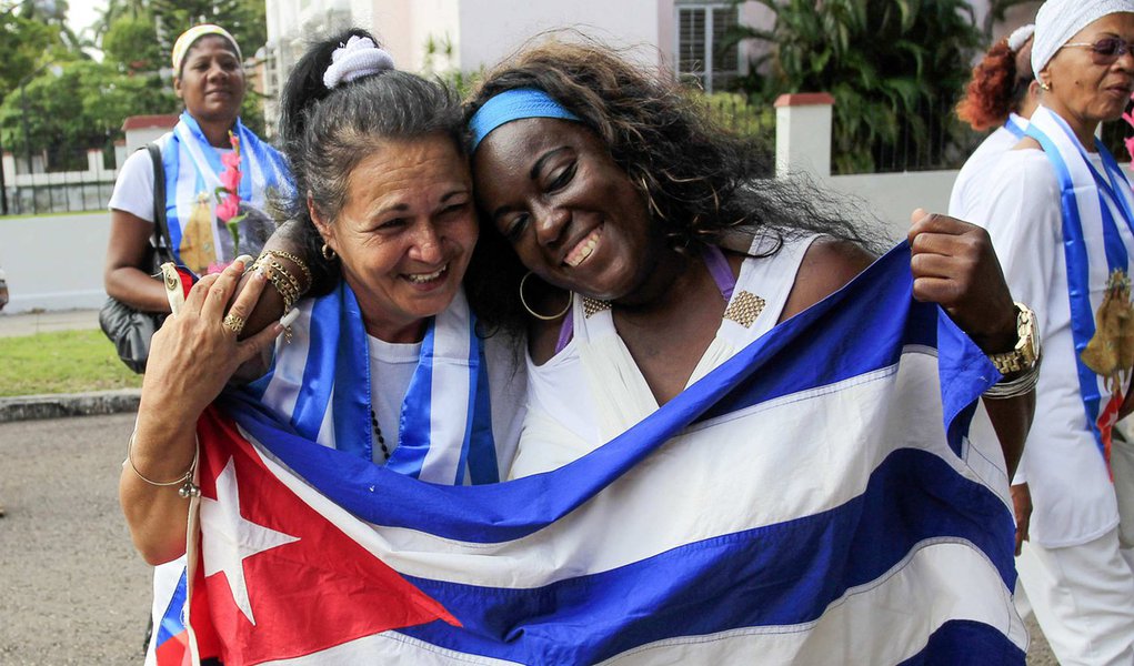 Dissidentes soltas recentemente Aide Gallardo e Sonia Garro posam com bandeira de Cuba durante marcha em Havana. 11/01/2015 REUTERS/Stringer