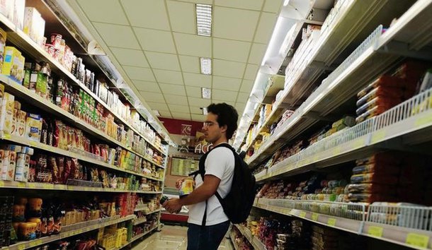 Cliente em supermercado de SÃ£o Paulo. 10/01/2014 REUTERS/Nacho Doce