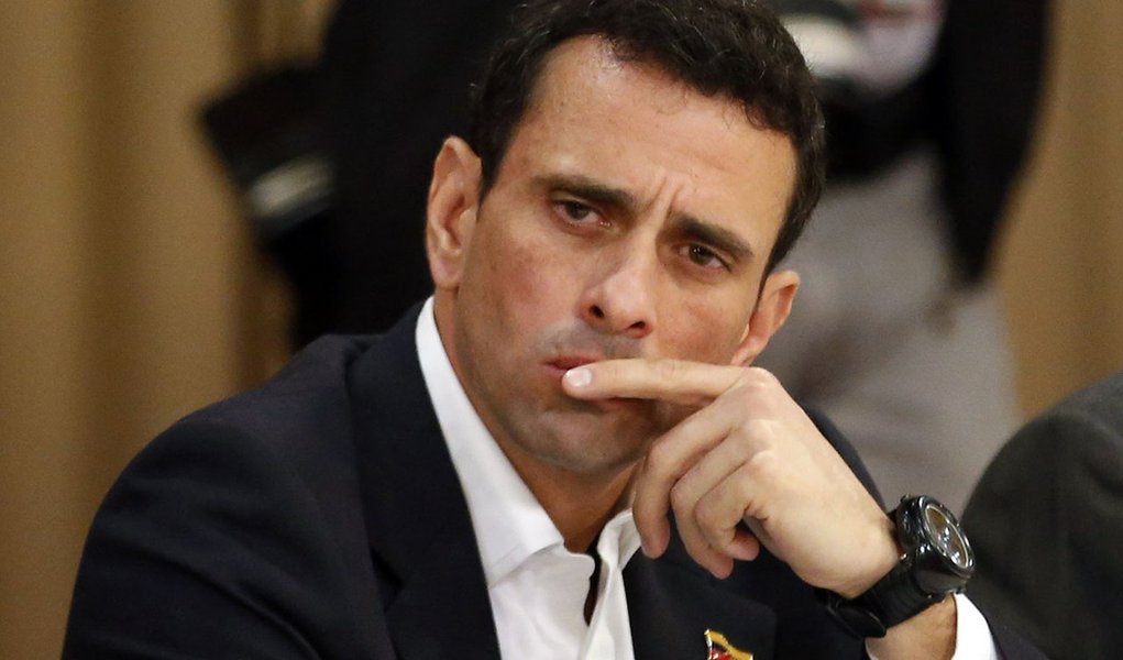 Opposition leader and Governor of Miranda state Henrique Capriles attends a meeting with representatives of the opposition, the Roman Catholic Church and the Union of South American Nations (UNASUR) at Miraflores Place in Caracas April 10, 2014. Venezuela