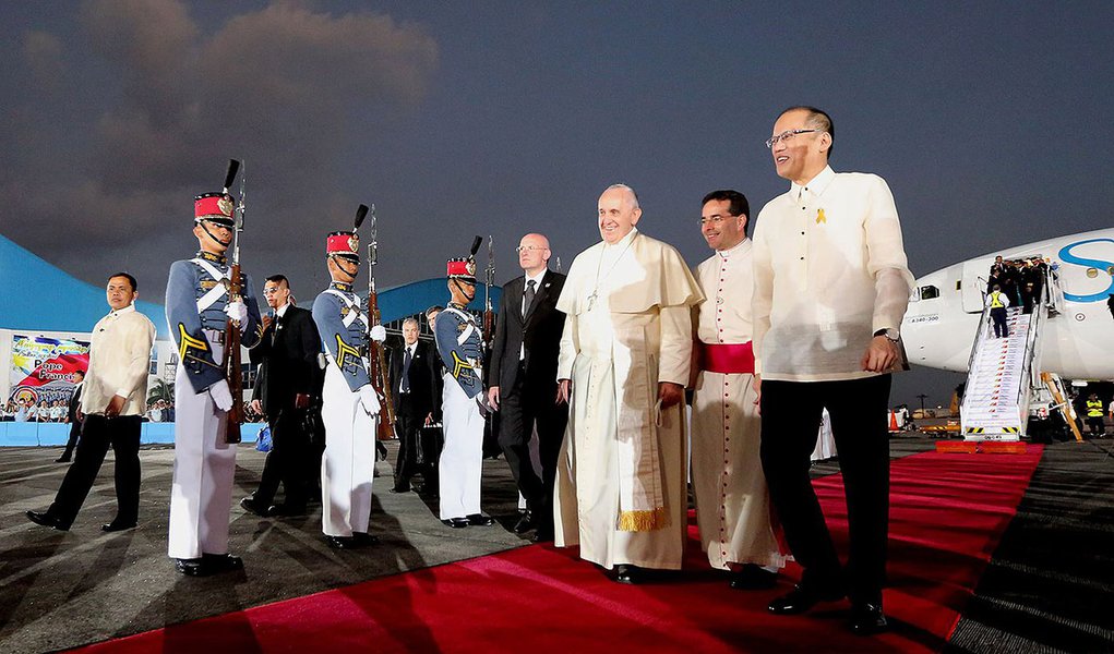 O Papa Francisco chegou nesta quinta-feira às Filipinas, a segunda parada de sua viagem à Ásia, em que deixará uma mensagem de compaixão e misericórdia a milhares de filipinos pobres, incluindo os atingidos por um dos tufões mais fortes já registrados. Fo