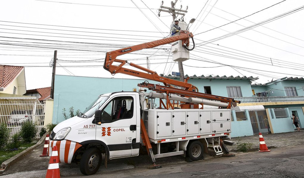 COPEL - Eletricistas trabalhando na rede e fazendo reparos. -  Curiiba/Pr, 03.11.2014 - Foto Jonas Oliveira/AENPr