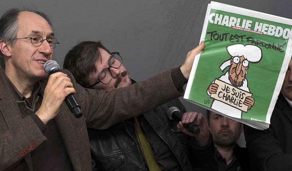 Novo editor-chefe do jornal satírico Charlie Hebdo, Gerard Briard (esquerda) e cartunista Luz mostram capa do jornal durante entrevista coletiva em Paris. 13/01/2015 REUTERS/Philippe Wojazer