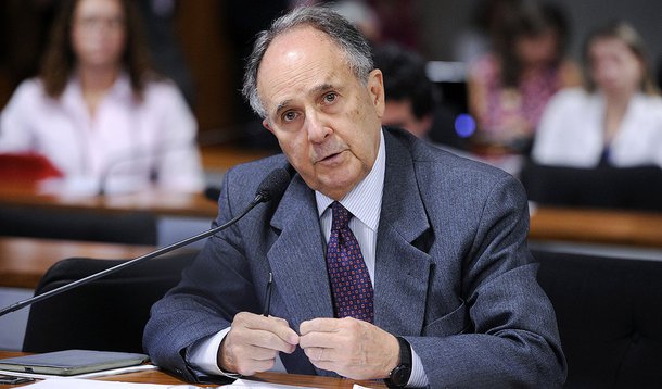 Senador Cristovam Buarque (PDT-DF) em pronunciamento Ã  bancada na sala de comissÃµes do Senado Federal durante reuniÃ£o da ComissÃ£o de Assuntos EconÃ´micos (CAE). 

AudiÃªncia pÃºblica destinada a discutir as diretrizes, implementaÃ§Ã£o e perspectivas