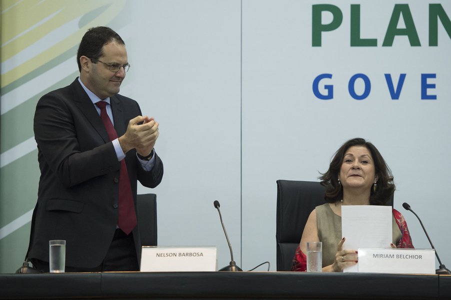 Novo ministro do Planejamento, Nelson Barbosa recebe o cargo de sua antecessora, Miriam Belchior (Marcelo Camargo/Agência Brasil)
- Assuntos: novo ministro do Planejamento, Nelson Barbosa, solenidade, transmissão de cargo, Miriam Belchior