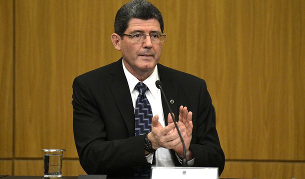 Brasília- DF- Brasil- 05/01/2015- O novo ministro da Fazenda, Joaquim Levy, recebe o cargo do ministro interino da Fazenda, Paulo Caffarelli, em cerimônia no auditório do Banco Central (Wilson Dias/Agência Brasil)