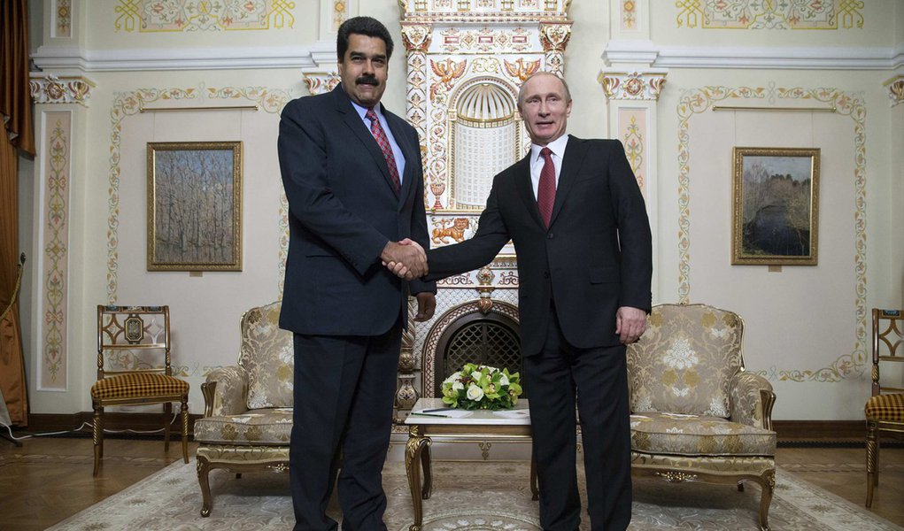 O presidente da Venezuela, NicolÃ¡s Maduro (esquerda), se encontra com o presidente russo, Vladimir Putin, na residÃªncia oficial de Novo-Ogaryovo, nos arredores de Moscou, na RÃºssia, nesta quinta-feira. 15/01/2015 REUTERS/Pavel Golovkin/Pool