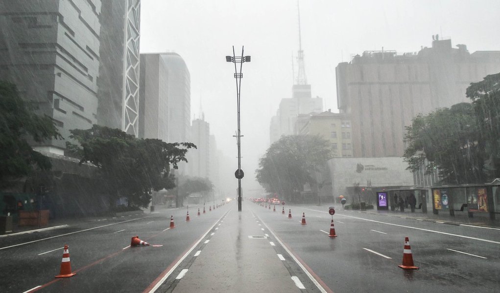 25-12-2014 - Chuva nesta quinta feira de Natal na Avenida Paulista. Foto: Rafael Neddermeyer/ Fotos Públicas