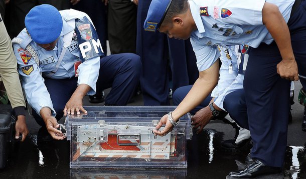 Caixa-preta de aviÃ£o da AirAsia recuperada por mergulhadores. 12/01/2015 REUTERS/Darren Whiteside