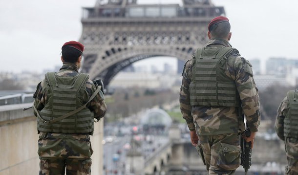 Soldados franceses em frente Ã  Torre Eiffel, em Paris. 09/01/2015 REUTERS/Gonzalo Fuentes