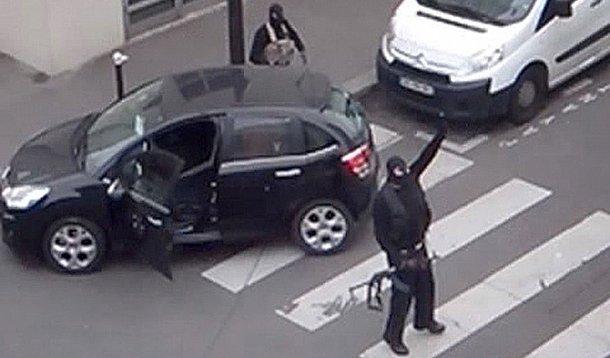 Homens armados do lado de fora de carro apÃ³s ataque Ã  sede do jornal Charlie Hebdo, em Paris. 07/01/2015 REUTERS/Reuters TV