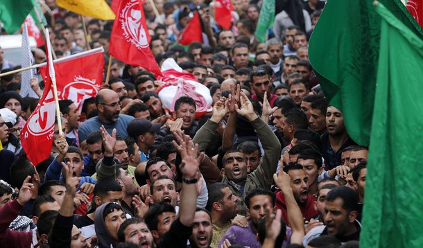 Funeral do palestino de 21 anos que, segundo mÃ©dicos, foi morto por tropas israelenses durante confrontos, no campo de refugiados Arroub, em Hebron, na CisjordÃ¢nia, nesta terÃ§a-feira. 11/11/2014 REUTERS/Ammar Awad