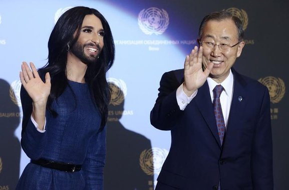A cantora gay vencedora do concurso Eurovision, Conchita Wurst, se encontra com o secretÃ¡rio-geral da OrganizaÃ§Ã£o das NaÃ§Ãµes Unidas (ONU), Ban Ki-moon, na sede da ONU, em Viena, na Ãustria, nesta segunda-feira. 03/11/2014 REUTERS/Heinz-Peter Bader