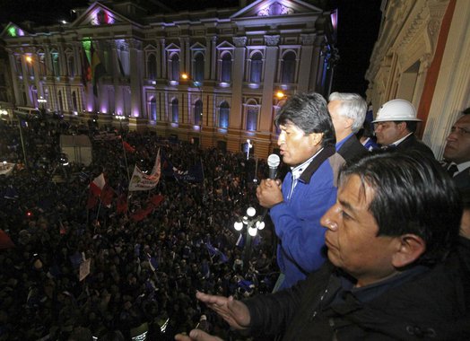 Presidente da Bolívia, Evo Morales, discursa para apoiadores na varanda do palácio presidencial, em La Paz.  12/10/2014.  REUTERS/Bolivian Presidency/Handout