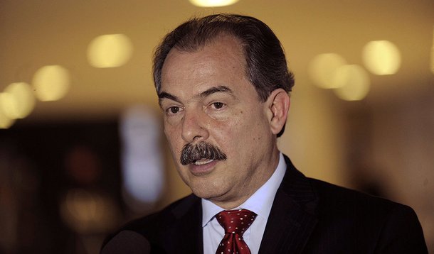 Brasília - O ministro da Educação, Aloízio Mercadante, fala com a imprensa sobre as greves e reivindicações dos servidores da educação no país