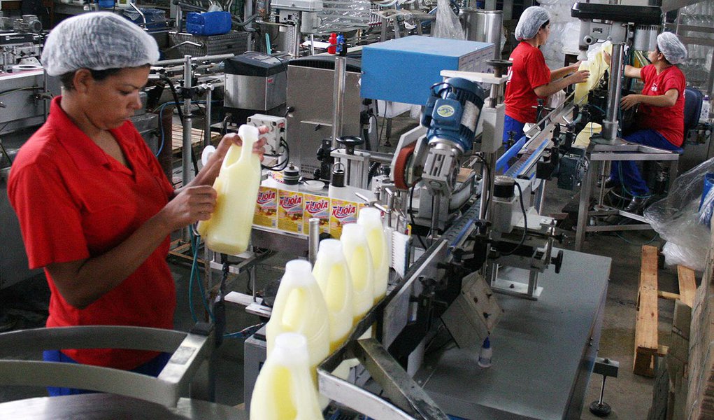 Foto Selma Cândida
10/12/12
Materia sobre Industria goiana fica estável em 2012.
Na foto Linha de produção da Ki-joia no polo industrial em aparecida de goiania.