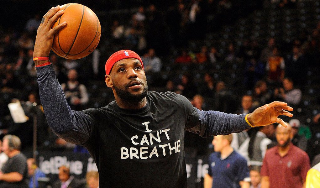 LeBron James em aquecimento de partida do Cleveland Cavaliers contra o Brooklyn Nets, em Nova York. 08/12/2014 REUTERS/Robert Deutsch-USA TODAY Sports