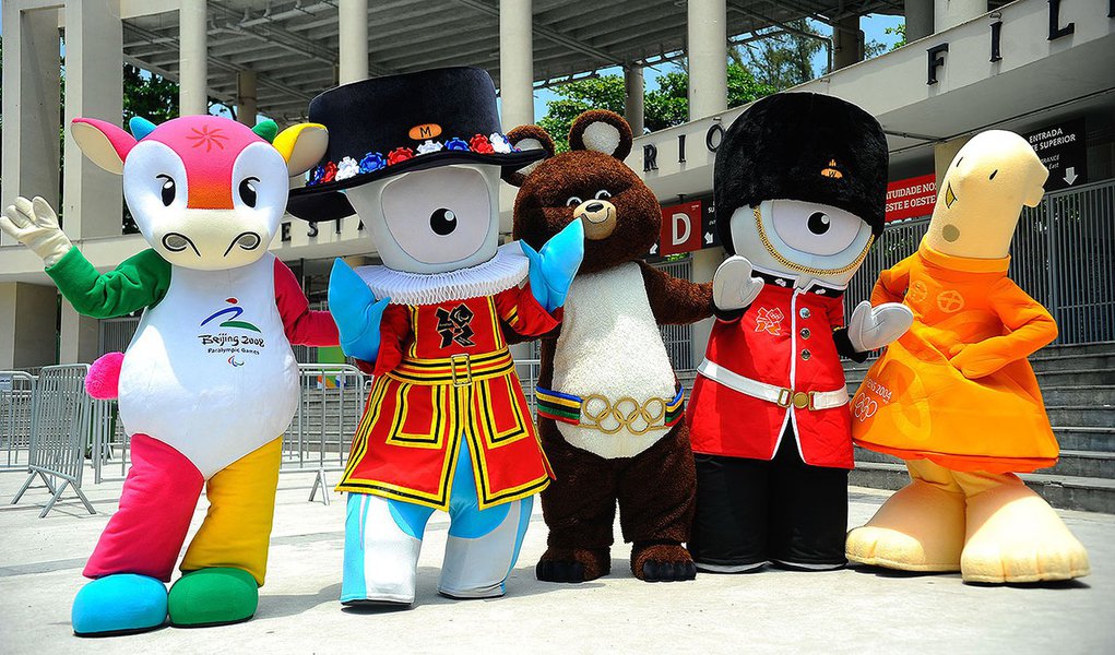  Mascotes que marcaram a história das Olimpíadas visitam o Estádio Maracanã e posam para fotos com as crianças da Vila Olímpica de Santa Cruz (Tomaz Silva/Agência Brasil)
- Assuntos: Rio de Janeiro, olimpíadas rio 2016, mascotes, maracanã