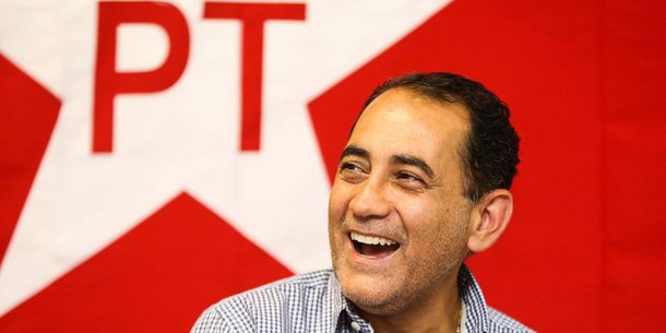 PR - JO�O PAULO CUNHA/LAN�A REVISTA/JULGAMENTO MENSAL�O/CURITIBA - POL�TICA - O deputado federal Jo�o Paulo Cunha lan�a sua revista � A verdade, nada mais que a verdade, sobre a AP 470?  �, em Curitiba (PR), nesta quinta-feira (30). O evento foi um ato do