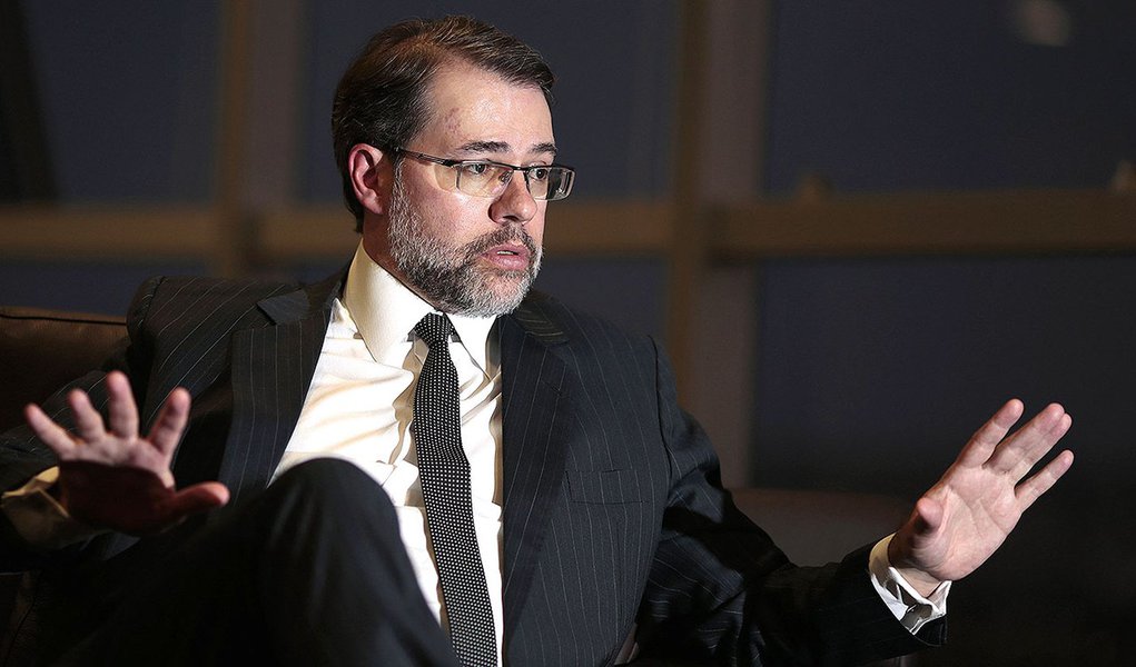 O presidente do Tribunal Superior Eleitoral (TSE), José Antonio Dias Toffoli, concede entrevista à Reuters em Brasília nesta sexta-feira. 03/10/2014 REUTERS/Ueslei Marcelino