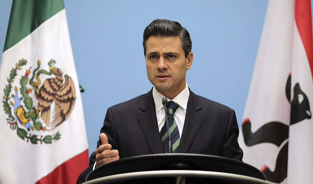BE23 BERLÍN (ALEMANIA), 11/10/2012.- El presidente electo de México, Enrique Peña Nieto, durante una rueda de prensa celebrada en el ayuntamiento de Berlín, Alemania, el 11 de octubre de 2012. Peña Nieto se ha reunido hoy con la canciller alemana, Angela 