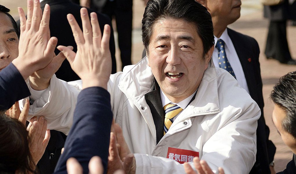 PremiÃª japonÃªs, Shinzo Abe, em evento de campanha em Amagasak. 06/12/2014 REUTERS/Kyodo