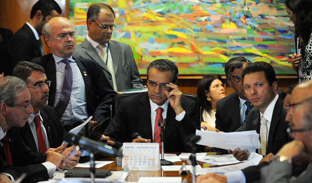 O presidente da Câmara dos Deputados, Henrique Eduardo Alves, coordena reunião de líderes sobre a pauta de votações da Casa (Fabio Rodrigues Pozzebom /Agência Brasil)