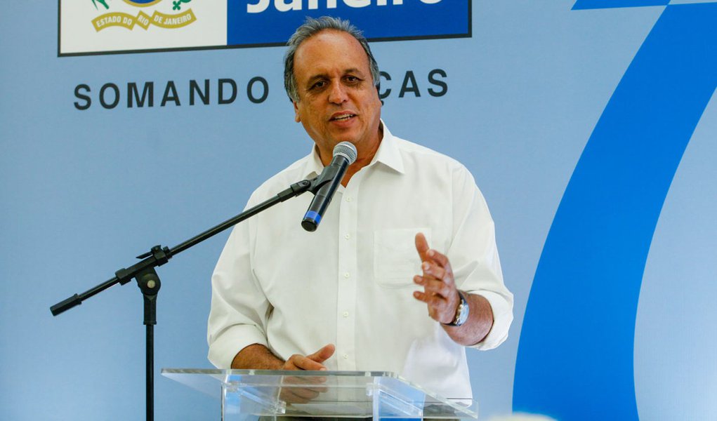 Rio de Janeiro; 19-11-2014; Governador luiz Fernando Pezão na Cerimônia de Entrega de Outorga a Pesquisadores contemplados no edital da FAPERJ: Pensa Rio – Apoio ao Estudo de Temas Relevantes e Estratégicos para o Estado do Rio de Janeiro. fotógrafo:Bruno