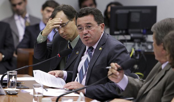 Sala de comissões da Câmara dos Deputados durante reunião da Comissão Mista de Planos, Orçamentos Públicos e Fiscalização (CMO).

A Comissão Mista de Orçamento (CMO) aprova o relatório preliminar do senador Vital do Rêgo (PMDB-PB) sobre o projeto da Lei